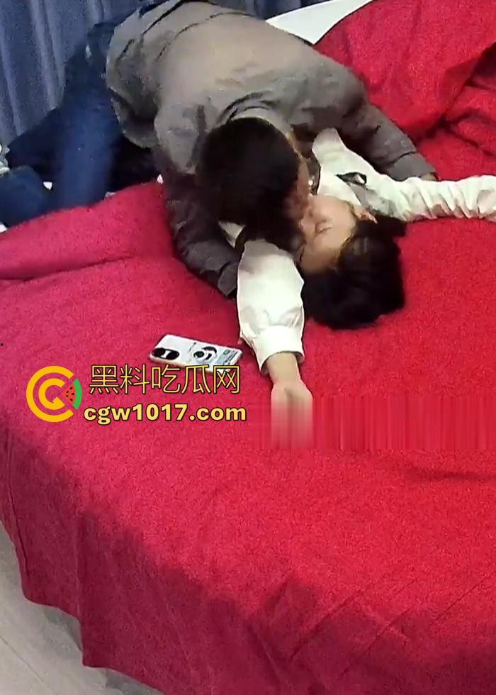 酒店针孔实拍 高颜妹子约炮翻车!男友30秒缴械,衣服没脱完就射了!-3