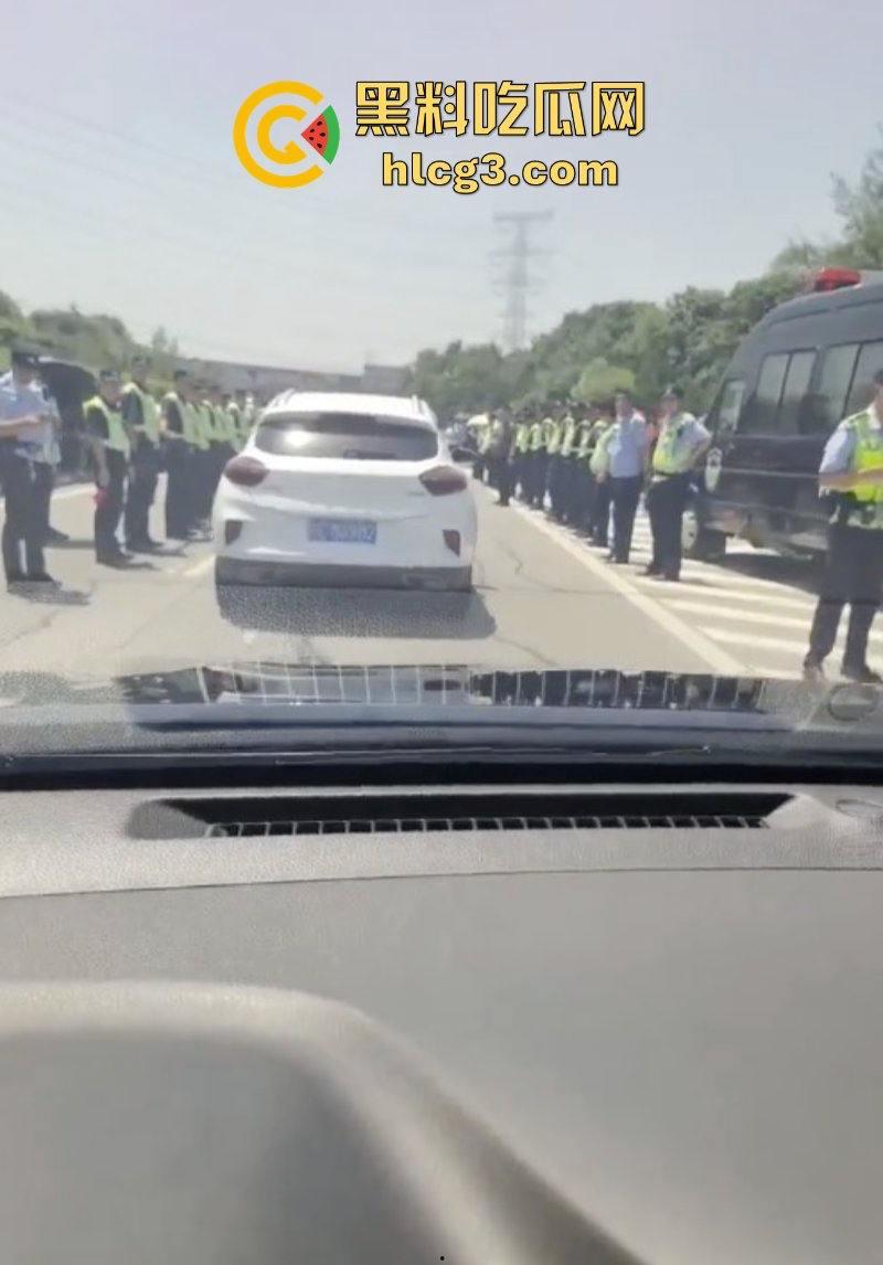 徐州潘安湖中昂博观小区曾承诺在去年底交房 因楼盘迟迟未交发生堵路暴乱!-6