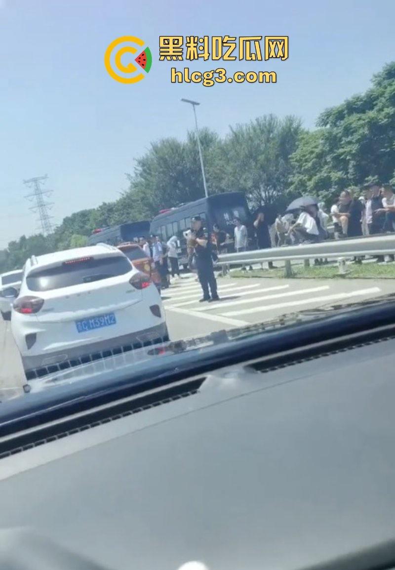 徐州潘安湖中昂博观小区曾承诺在去年底交房 因楼盘迟迟未交发生堵路暴乱!-7