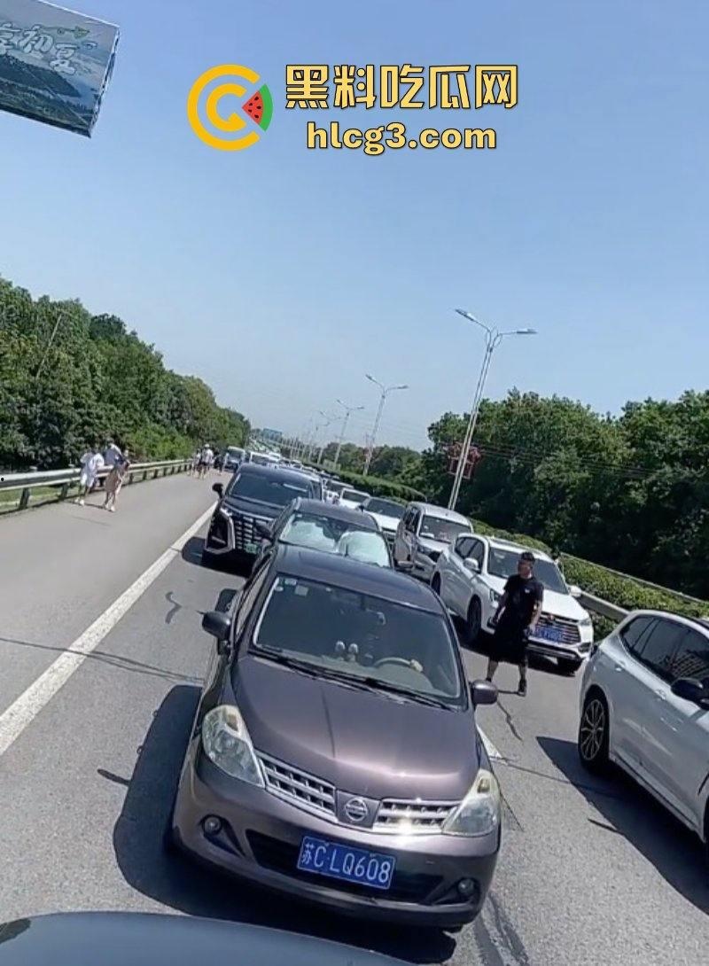 徐州潘安湖中昂博观小区曾承诺在去年底交房 因楼盘迟迟未交发生堵路暴乱!-9