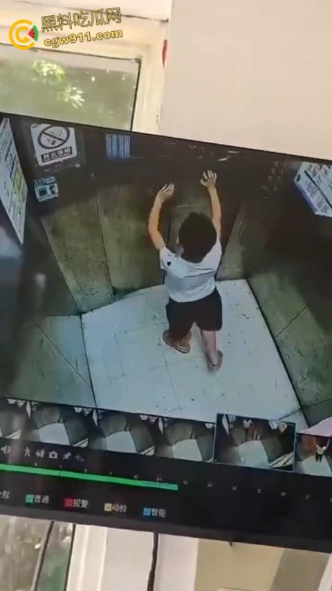 电梯惊魂熊孩子扒门自救,被死死卡在门缝间动弹不得,差点命丧黄泉,对所有人敲响安全警钟!-3
