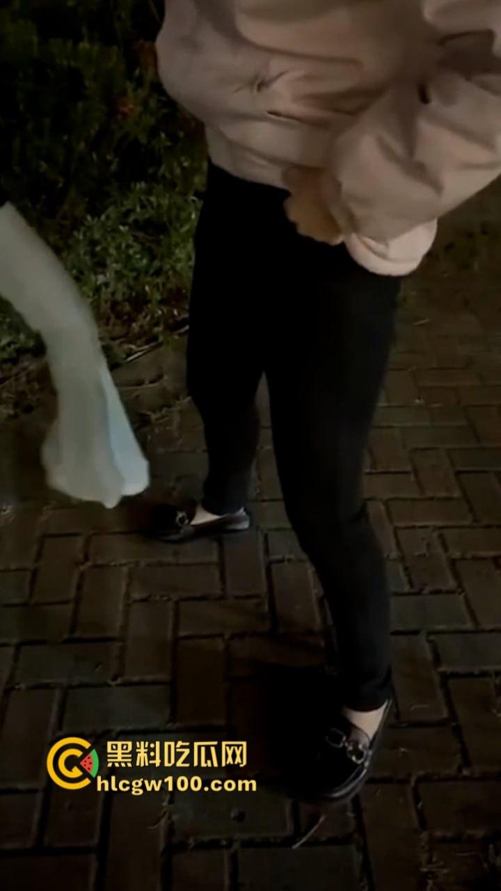 东北精神小妹组团在大街上秀智商搞低俗直播 拖鞋扇逼打屌 火烧骚鸡自虐上瘾-1