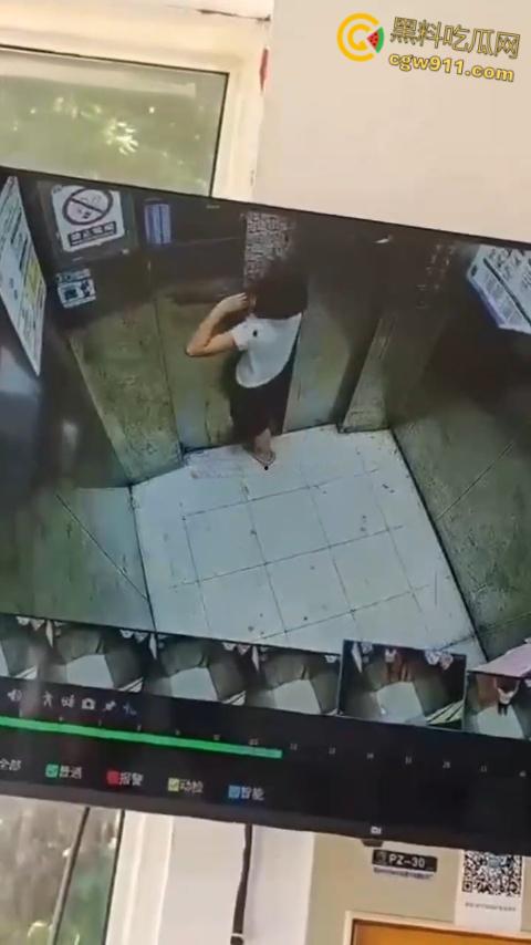 电梯惊魂熊孩子扒门自救,被死死卡在门缝间动弹不得,差点命丧黄泉,对所有人敲响安全警钟!-4
