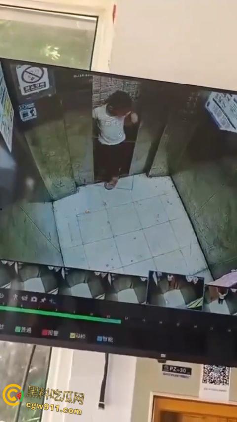 电梯惊魂熊孩子扒门自救,被死死卡在门缝间动弹不得,差点命丧黄泉,对所有人敲响安全警钟!-5