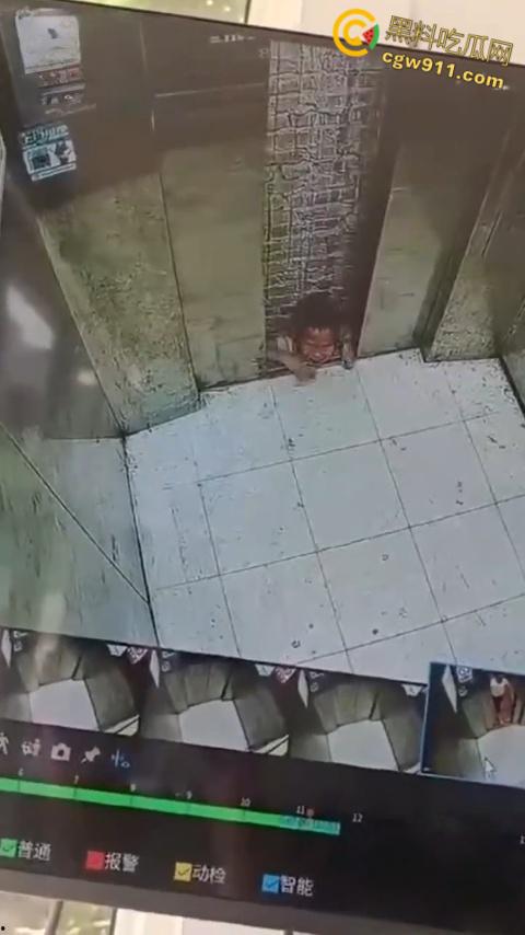 电梯惊魂熊孩子扒门自救,被死死卡在门缝间动弹不得,差点命丧黄泉,对所有人敲响安全警钟!-7