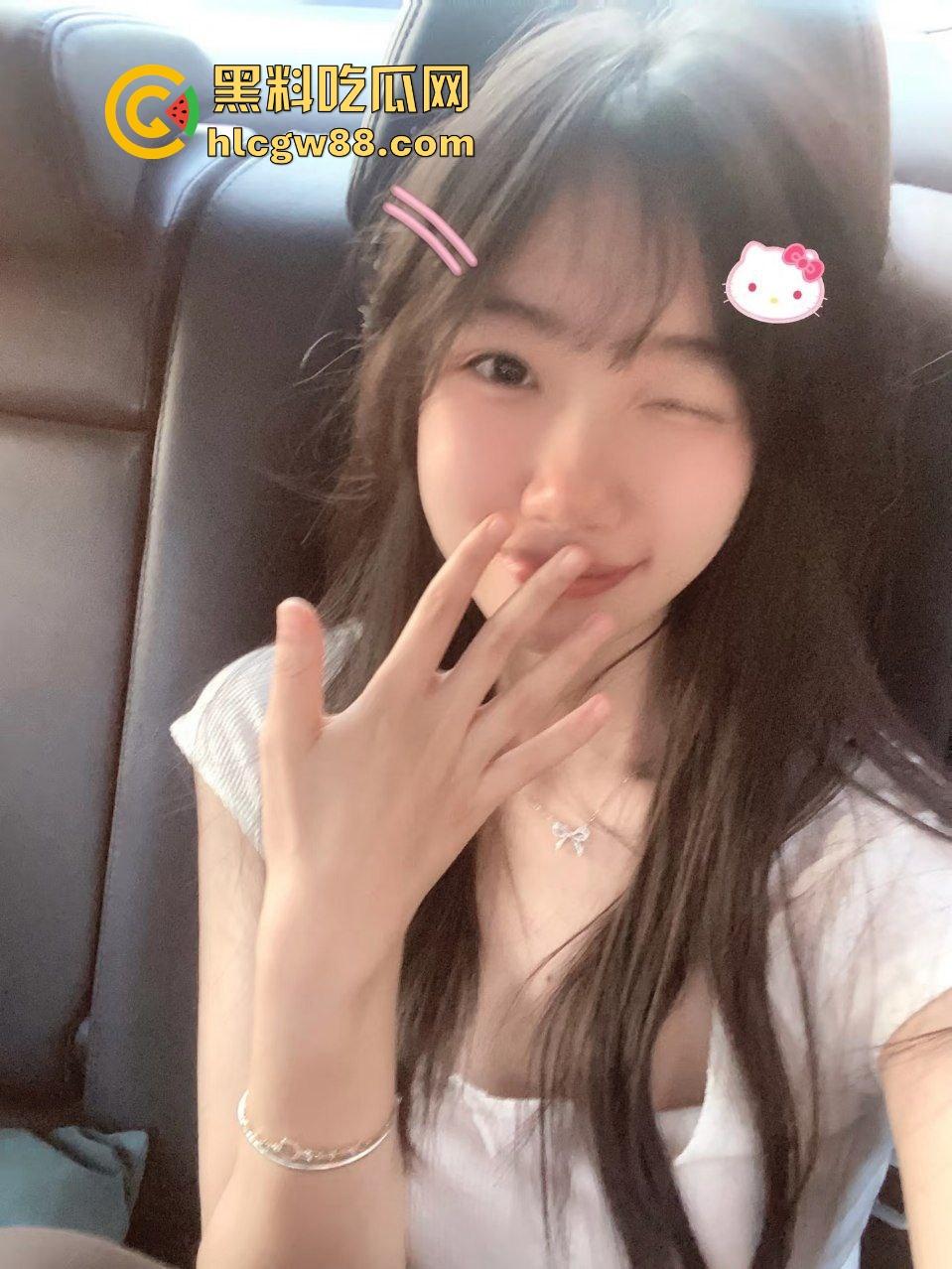 深圳职高白嫩瘦体苗条学生妹【林倩】展示会呼吸的极品粉嫩白虎逼，开房做爱插都插不进去！-1