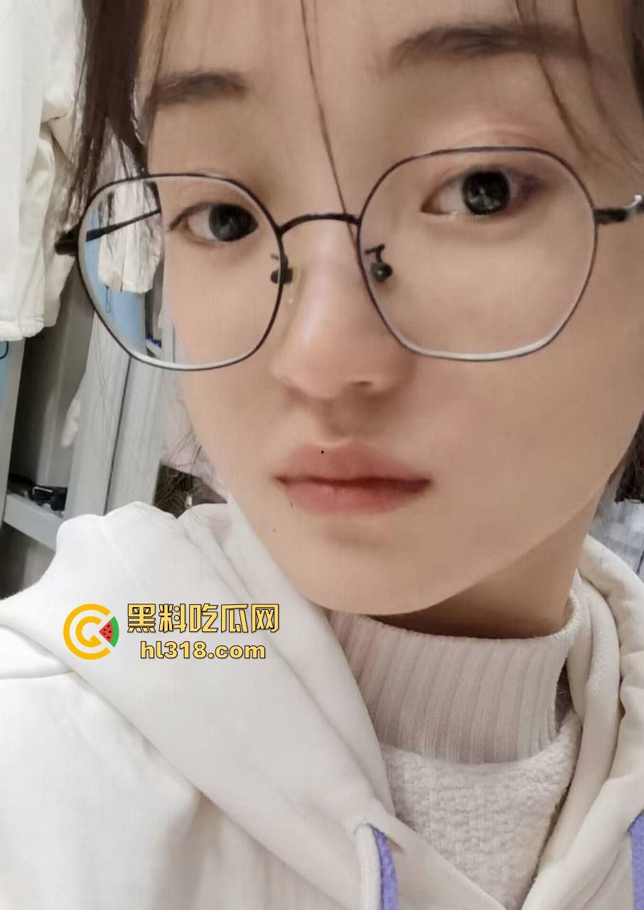 四川师范学院学生妹【胡心怡】露脸性爱视频流出,白嫩娇躯前凸后翘,眼镜学妹化身淫荡母狗!-1