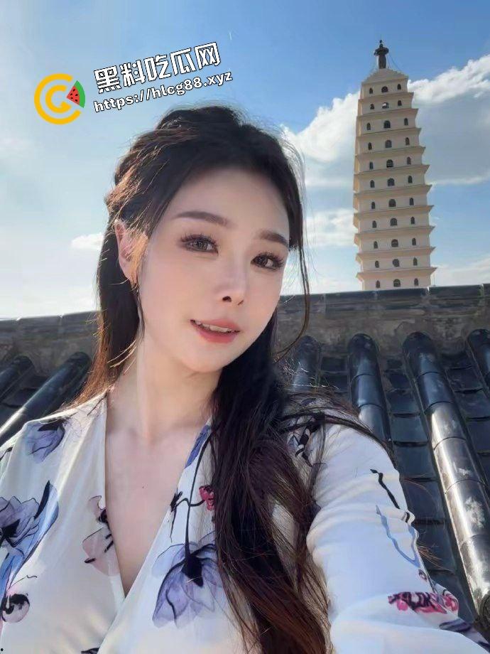 江苏风骚肉感御姐车模【豆婷】工作之余居然还是个福利姬,公共厕所私拍淫荡擦边至极诱惑!-2