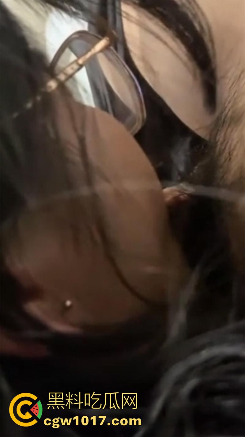 烟大海洋学院大二母狗【王玥】,背着男友跟学长约炮,抓着双马尾后入蜜桃臀,这别人的车就得站起来蹬!-6