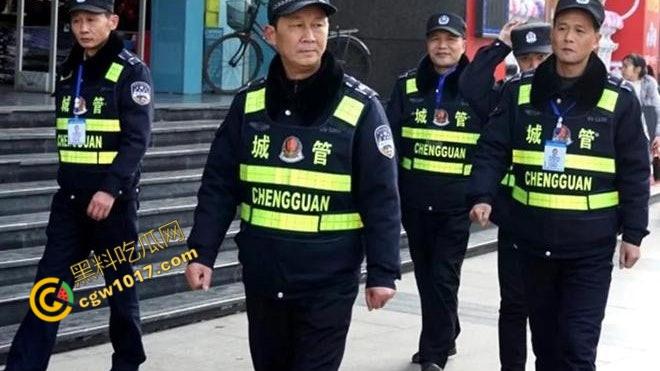 新疆男子勇斗城管!刀光闪烁,威风凛凛,城管悲惨跪地求饶,差点命丧黄泉!-1