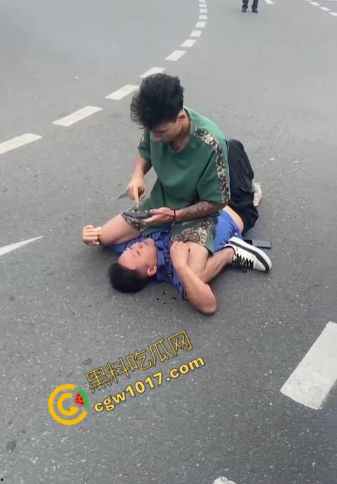 新疆男子勇斗城管!刀光闪烁,威风凛凛,城管悲惨跪地求饶,差点命丧黄泉!-3