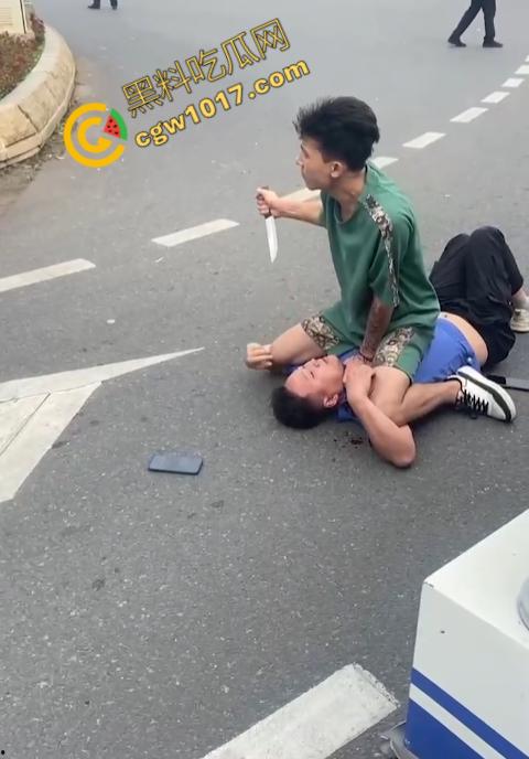 新疆男子勇斗城管!刀光闪烁,威风凛凛,城管悲惨跪地求饶,差点命丧黄泉!-5