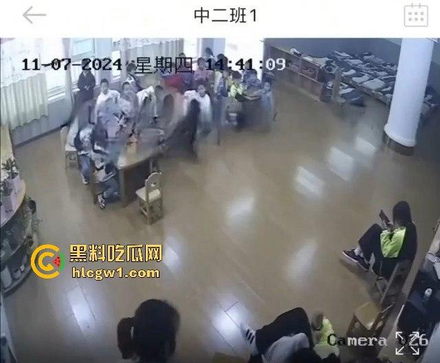 安徽六安幼儿园惊爆虐童丑闻！监控曝光老师暴打多名孩子，家长怒报警！-4