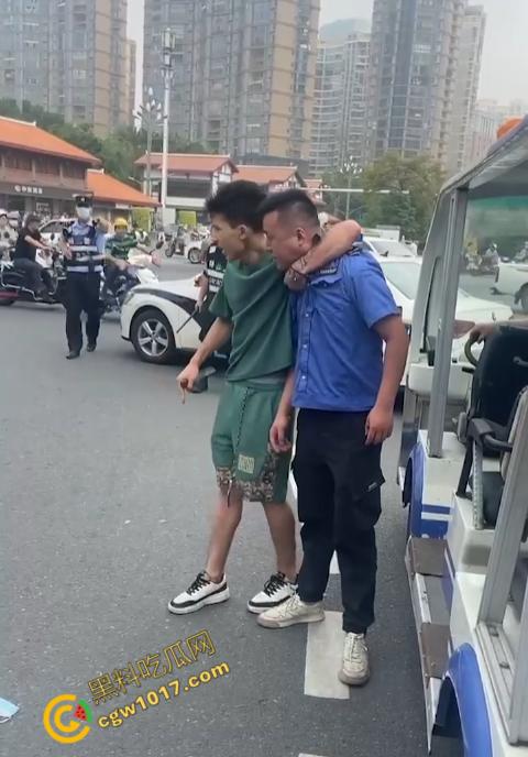 新疆男子勇斗城管!刀光闪烁,威风凛凛,城管悲惨跪地求饶,差点命丧黄泉!-8