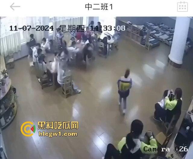 安徽六安幼儿园惊爆虐童丑闻！监控曝光老师暴打多名孩子，家长怒报警！-9