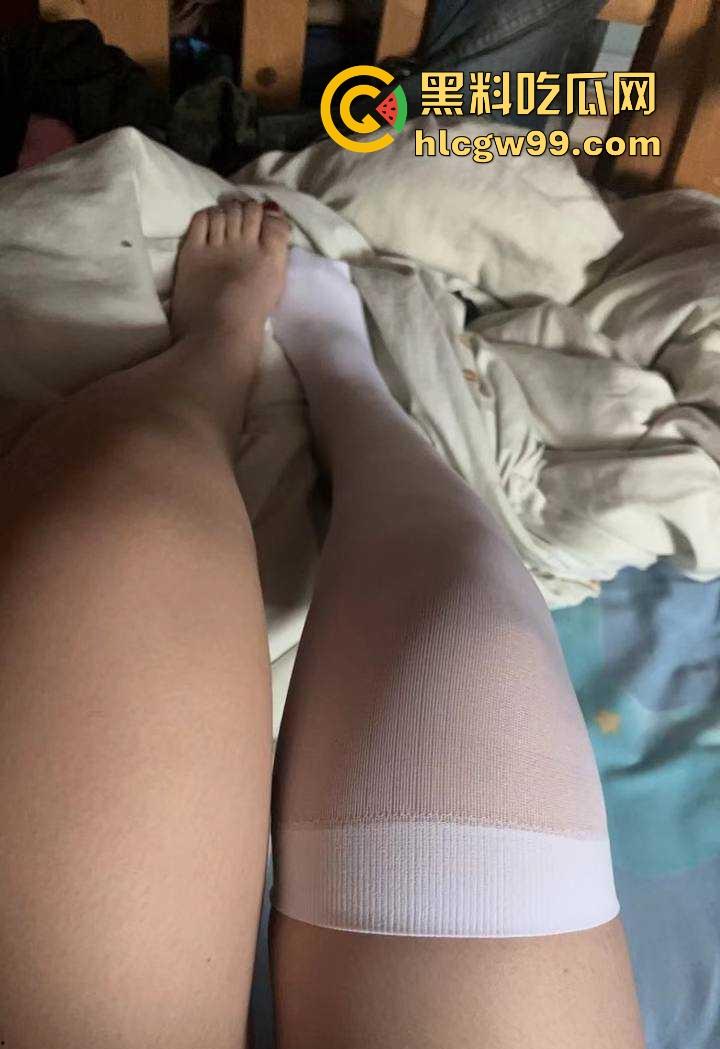 重庆极品19岁高三学生妹【吴培怡】在房间露出自慰视频流出, 看脚上的美甲和纹身贴可实锤,内容炸裂!-8