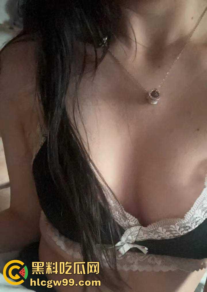 重庆极品19岁高三学生妹【吴培怡】在房间露出自慰视频流出, 看脚上的美甲和纹身贴可实锤,内容炸裂!-9