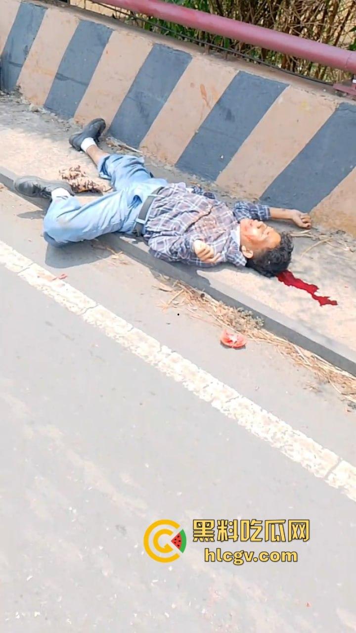 印尼惨烈车祸真实影像惨不忍睹 两人命丧车轮身首分离  胆小慎入-3