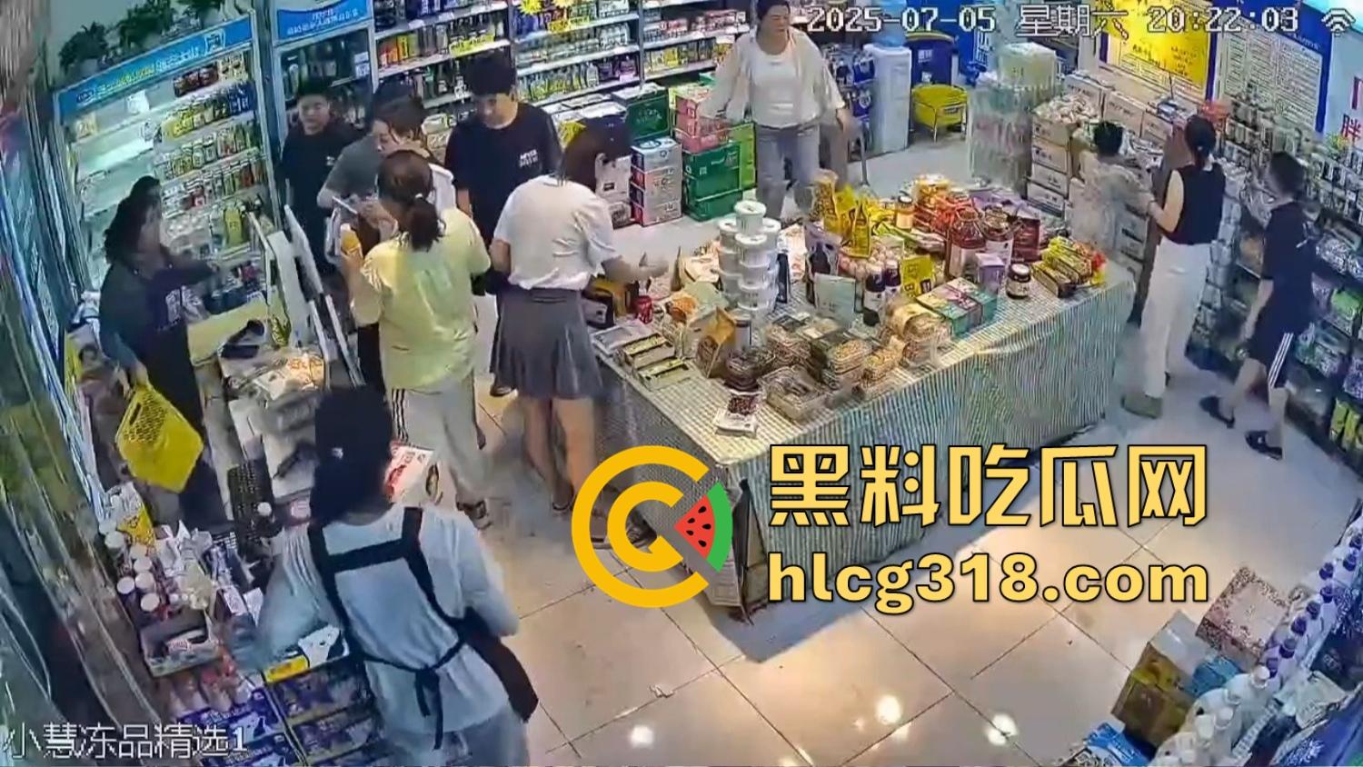 炎炎夏日成了偷拍狗的天堂,地铁公交全是猥亵逼,姑娘们裙子越短,偷拍狗越狂!-3