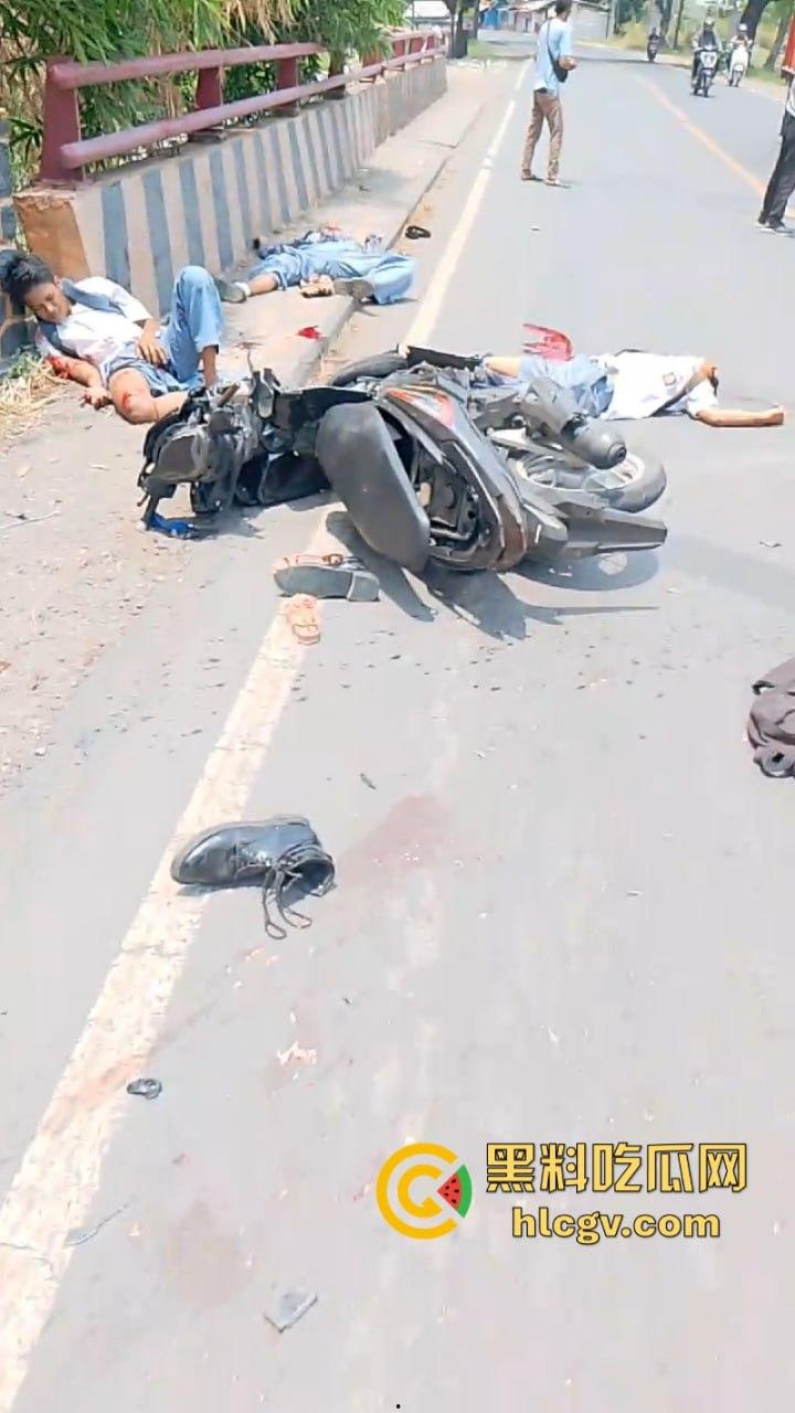 印尼惨烈车祸真实影像惨不忍睹 两人命丧车轮身首分离  胆小慎入-8