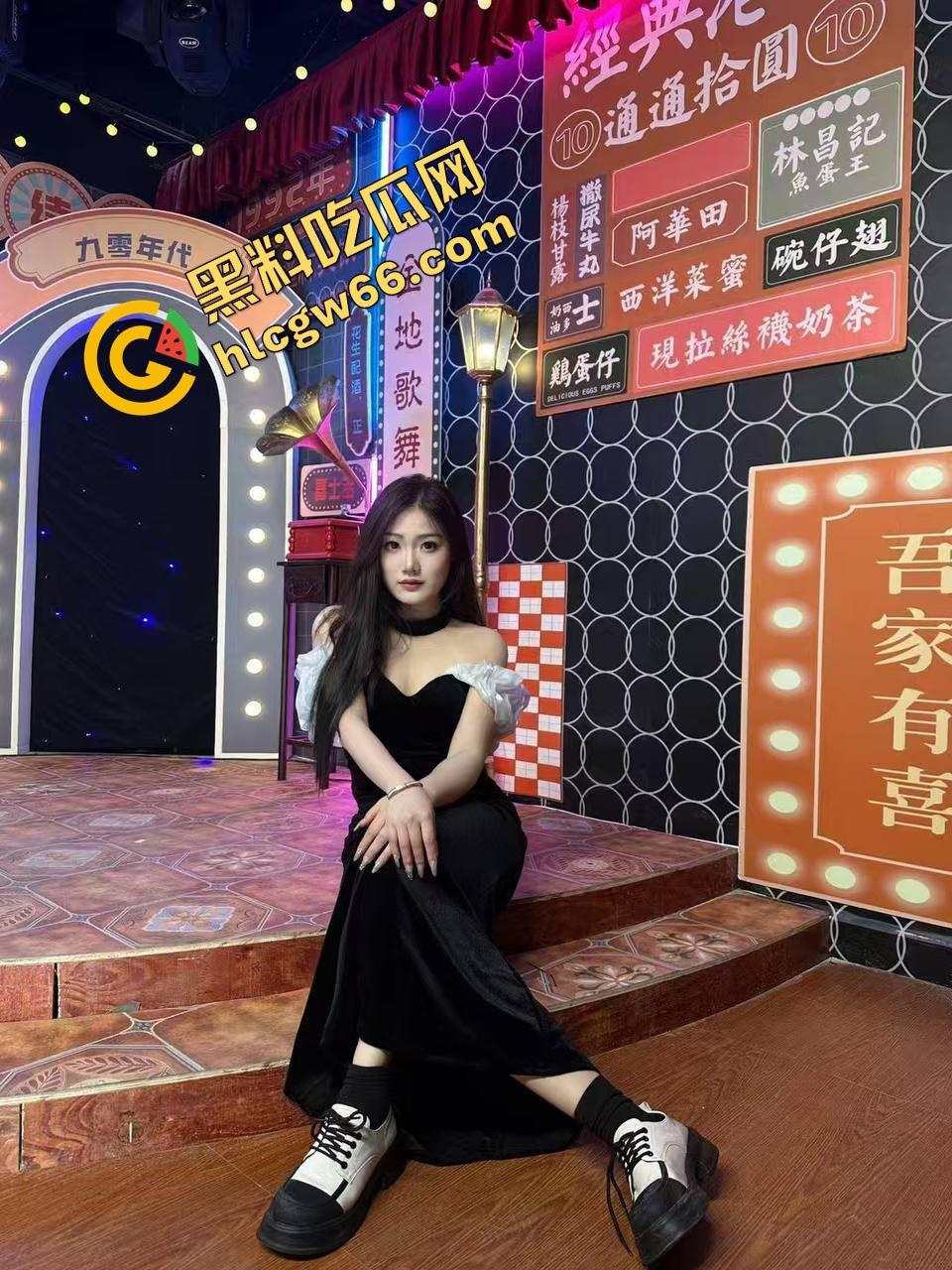 美容店老板娘下班关店偷情,精壮情夫在按摩床上暴干半小时,奶子晃飞骚水淌地、床都快操散架了!-2