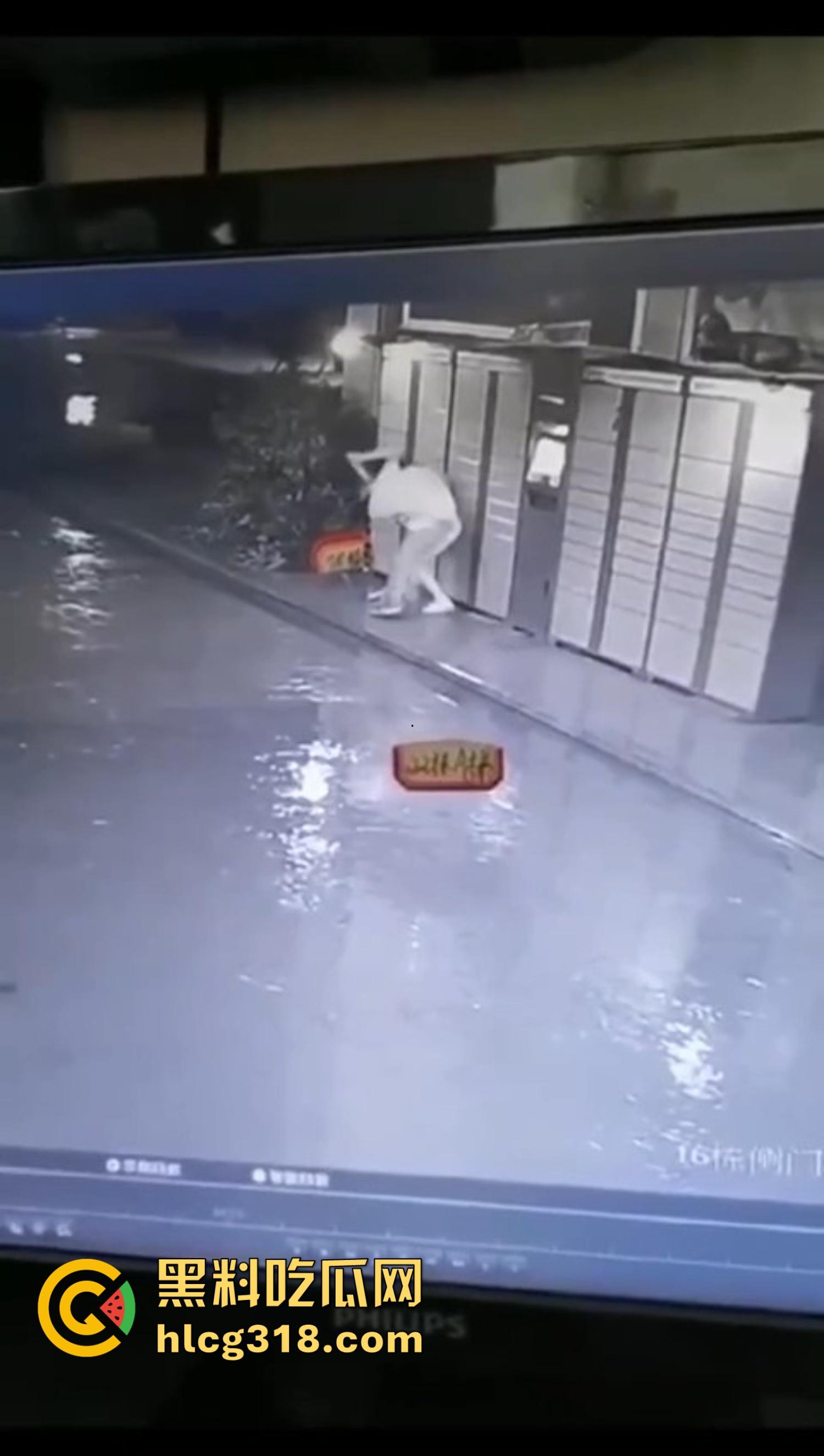 炎炎夏日成了偷拍狗的天堂,地铁公交全是猥亵逼,姑娘们裙子越短,偷拍狗越狂!-8