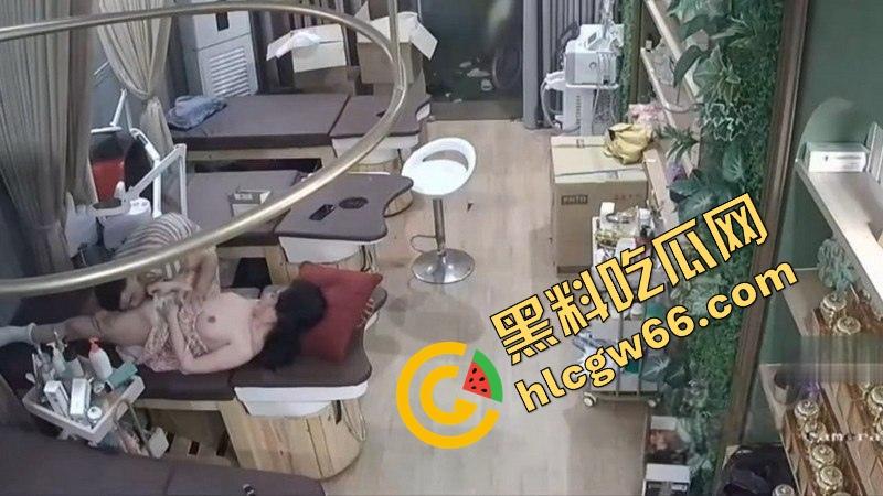 美容店老板娘下班关店偷情,精壮情夫在按摩床上暴干半小时,奶子晃飞骚水淌地、床都快操散架了!-10