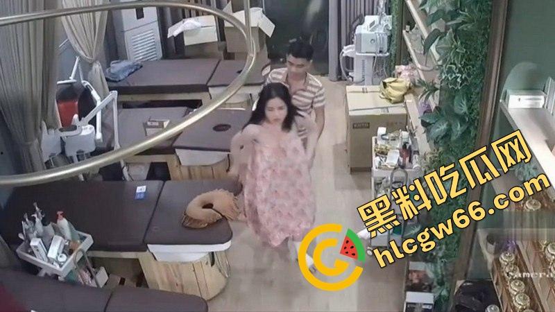 美容店老板娘下班关店偷情,精壮情夫在按摩床上暴干半小时,奶子晃飞骚水淌地、床都快操散架了!-11