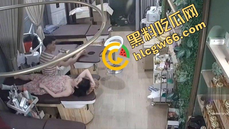 美容店老板娘下班关店偷情,精壮情夫在按摩床上暴干半小时,奶子晃飞骚水淌地、床都快操散架了!-12