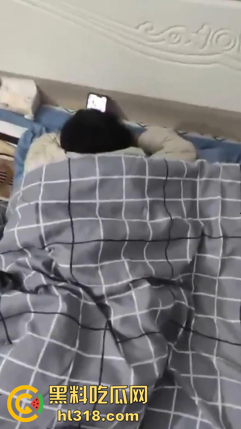 变态女婿乱伦丈母娘,趁老婆上班扒光风云犹存岳母,细腰长腿身材诱人,被扛腿抽插操的丈母娘不停浪叫!-1