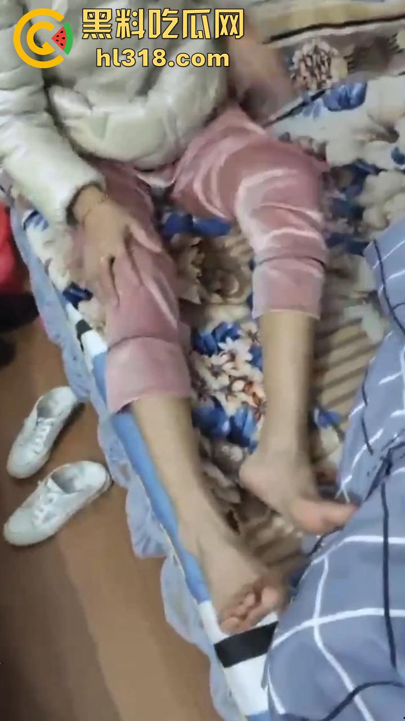 变态女婿乱伦丈母娘,趁老婆上班扒光风云犹存岳母,细腰长腿身材诱人,被扛腿抽插操的丈母娘不停浪叫!-3