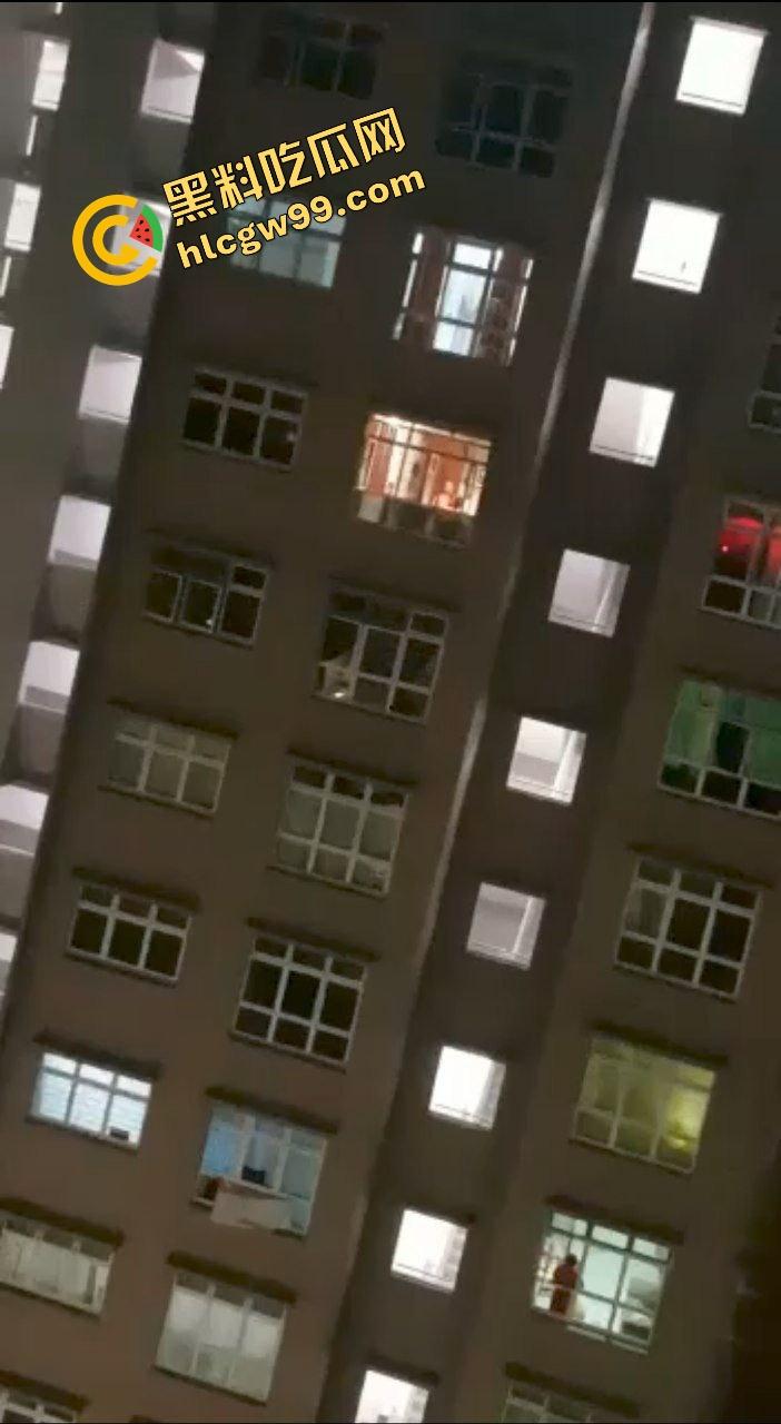 开春啦露出交配时间到！东关小区饥渴少妇 情人节夜晚开灯露出女上骑乘 淫叫声响遍整个小区 惨遭偷拍曝光流出-6