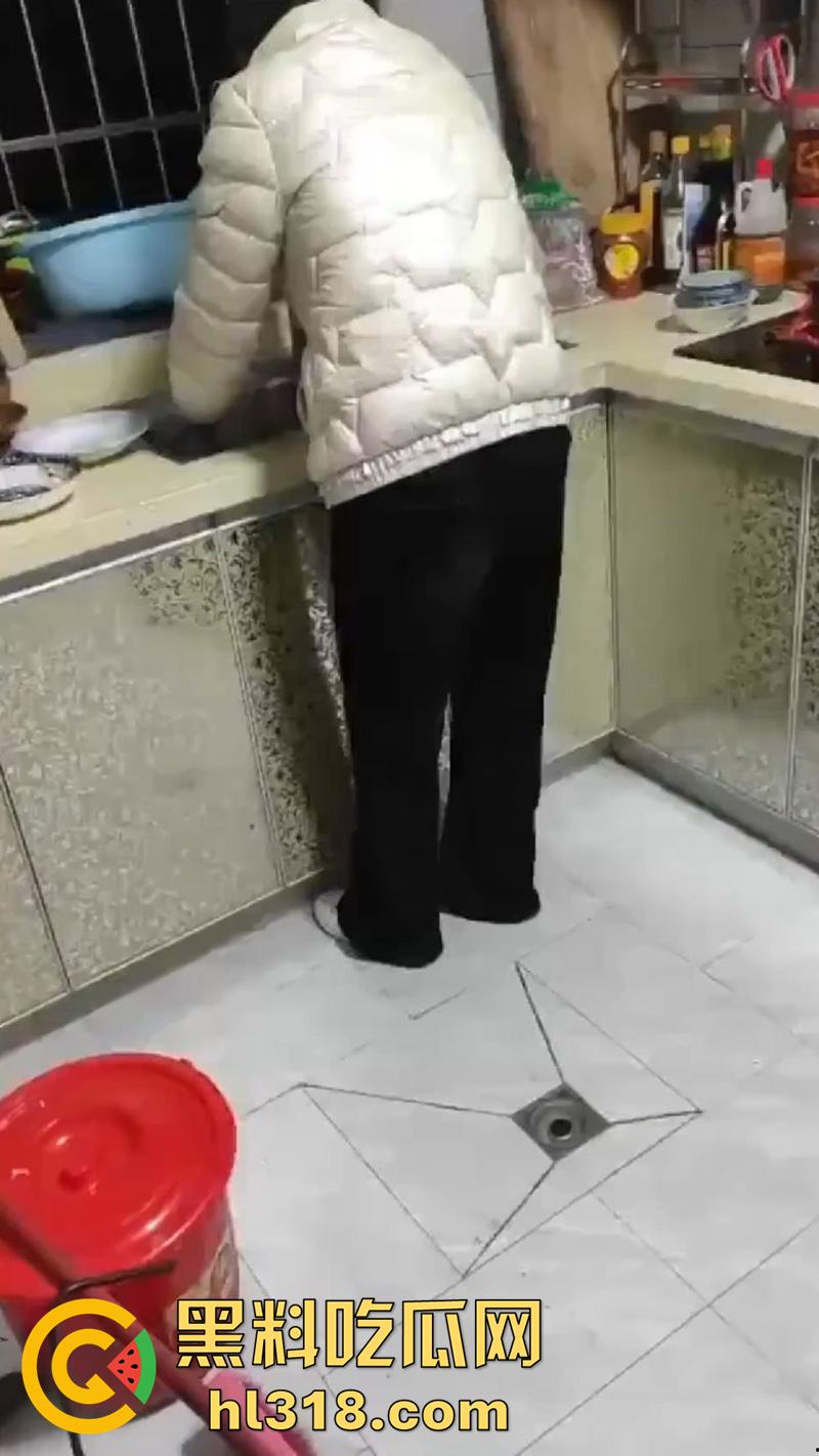 变态女婿乱伦丈母娘,趁老婆上班扒光风云犹存岳母,细腰长腿身材诱人,被扛腿抽插操的丈母娘不停浪叫!-5