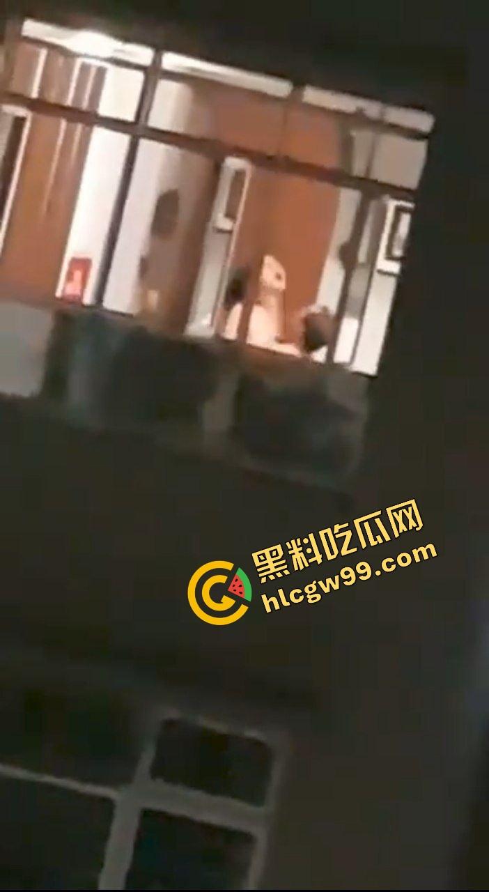 开春啦露出交配时间到！东关小区饥渴少妇 情人节夜晚开灯露出女上骑乘 淫叫声响遍整个小区 惨遭偷拍曝光流出-8