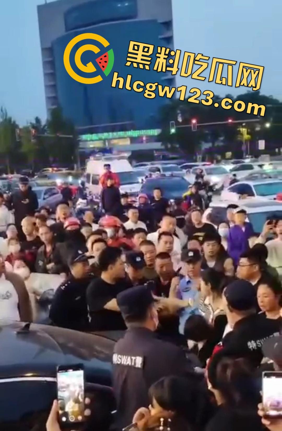 小三车内被抓现行!衣服扒光精子嘴边,男子施法被打断躲在车里竟然继续撸管!-1