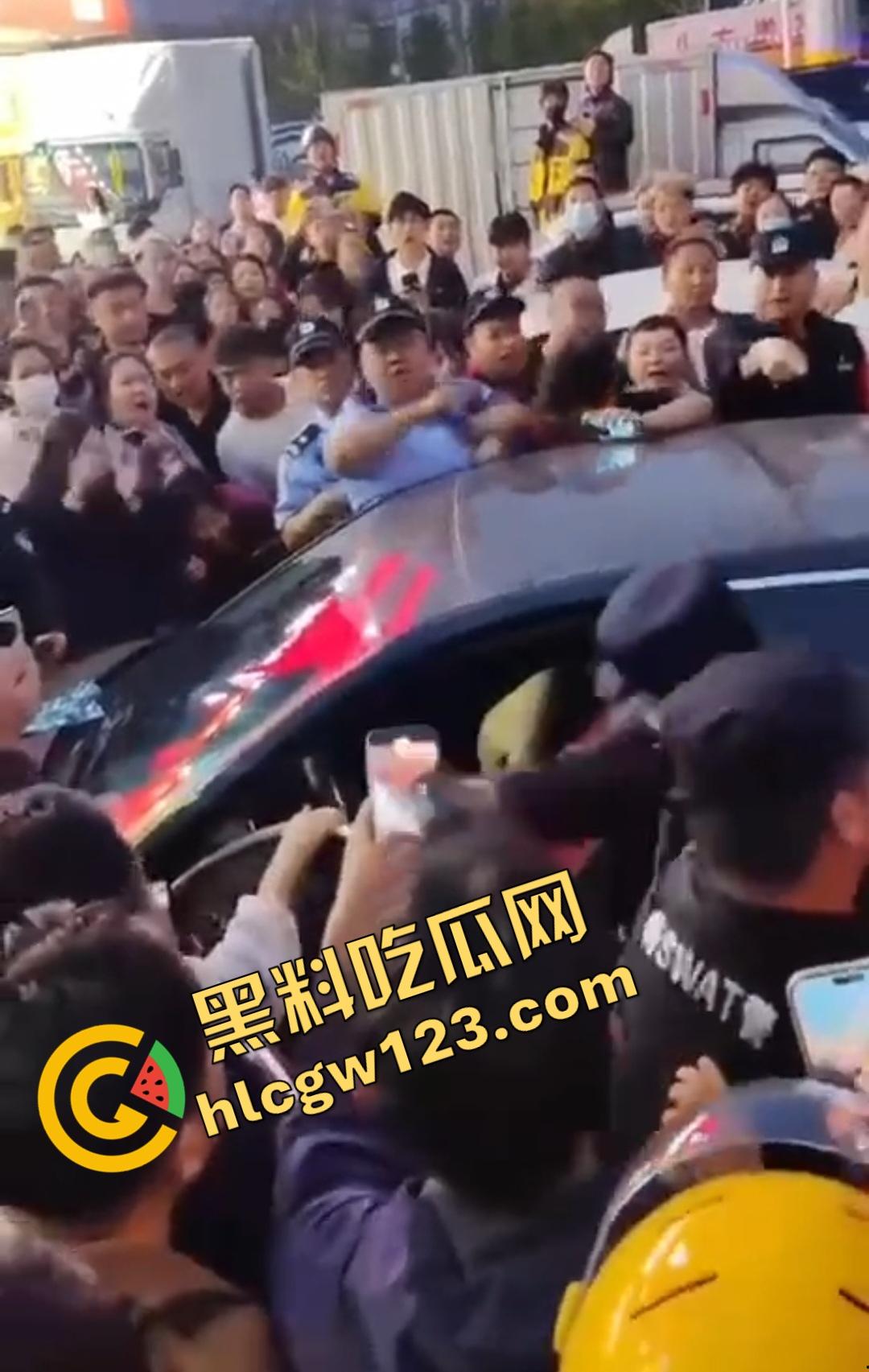 小三车内被抓现行!衣服扒光精子嘴边,男子施法被打断躲在车里竟然继续撸管!-2