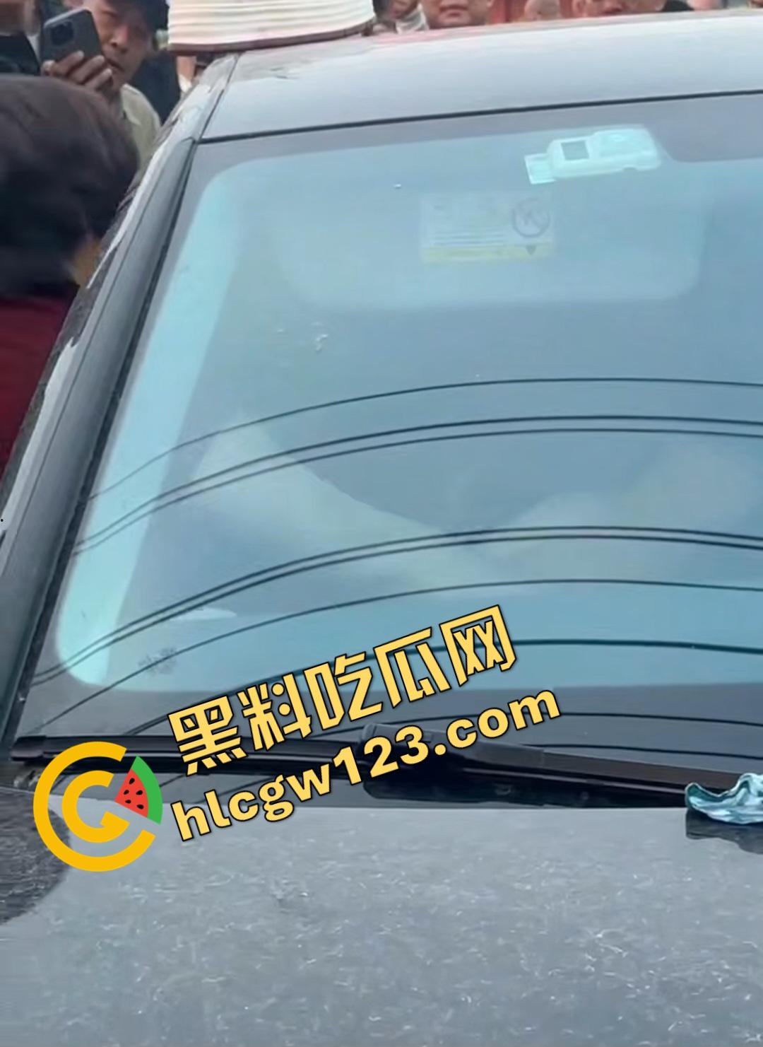 小三车内被抓现行!衣服扒光精子嘴边,男子施法被打断躲在车里竟然继续撸管!-4