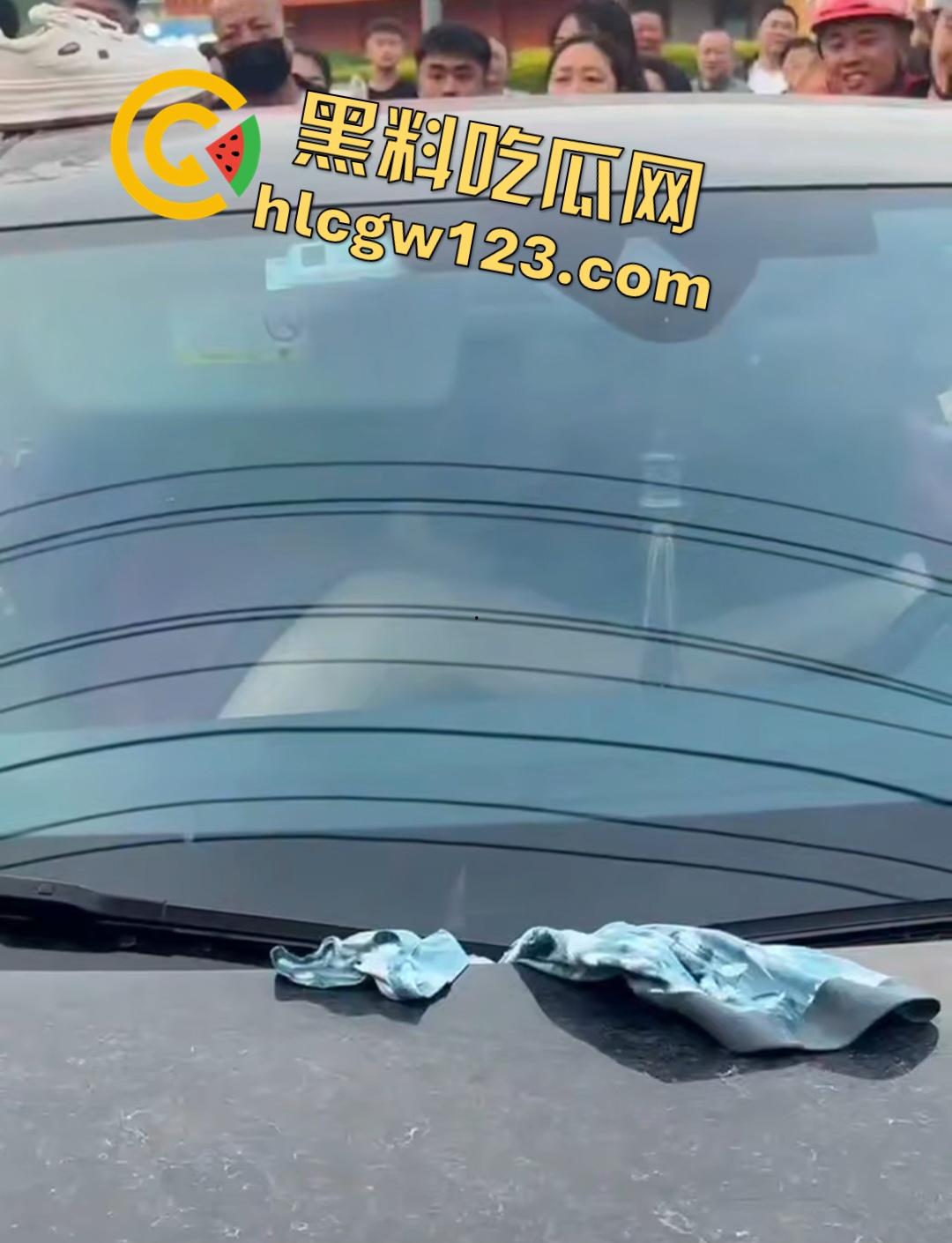 小三车内被抓现行!衣服扒光精子嘴边,男子施法被打断躲在车里竟然继续撸管!-5