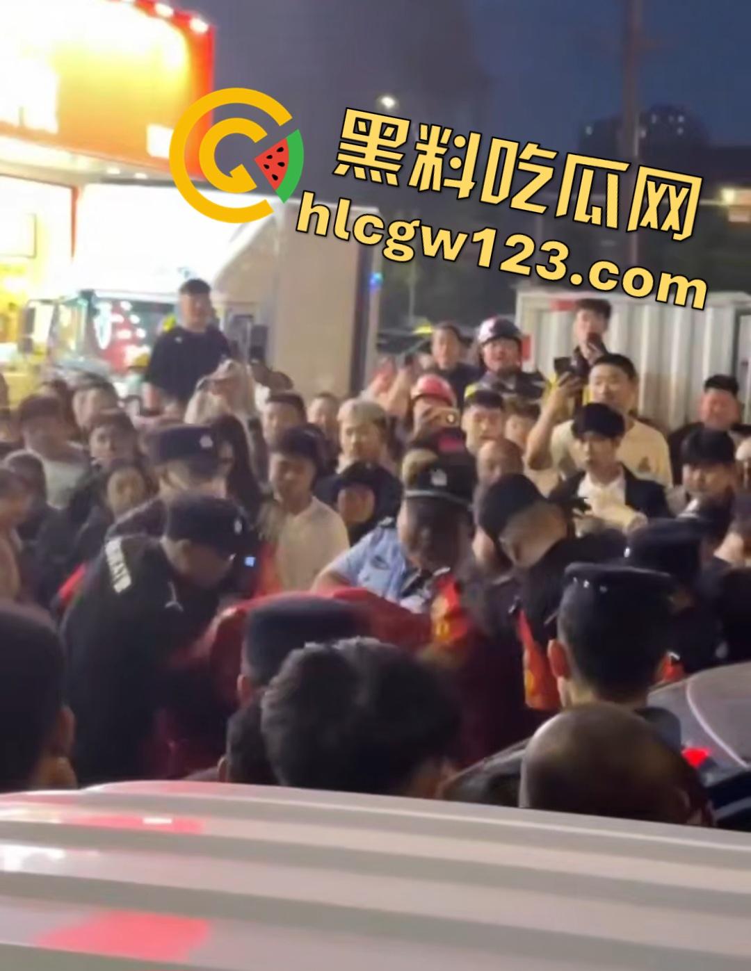 小三车内被抓现行!衣服扒光精子嘴边,男子施法被打断躲在车里竟然继续撸管!-6