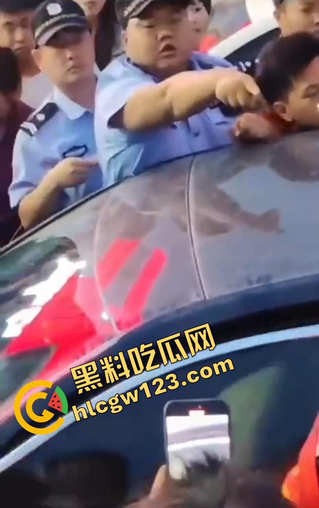 小三车内被抓现行!衣服扒光精子嘴边,男子施法被打断躲在车里竟然继续撸管!-7