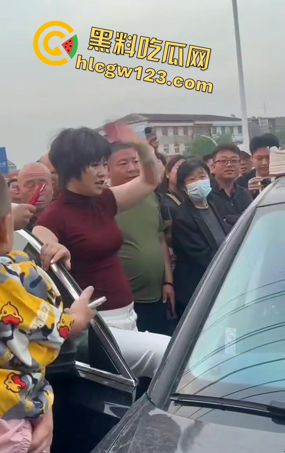 小三车内被抓现行!衣服扒光精子嘴边,男子施法被打断躲在车里竟然继续撸管!-8