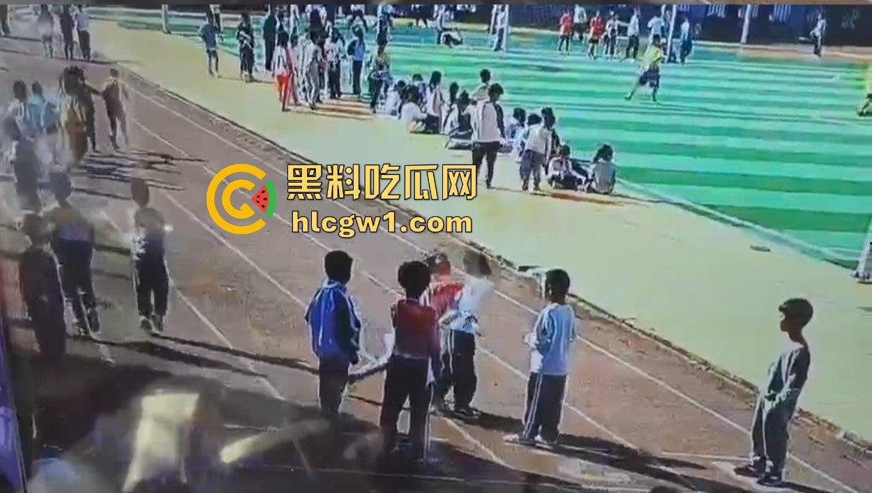 河北承德小学惊现暴力小萝莉！操场上猛踢同班男孩，下脚毫不留情，果然小小年纪就带劲！-1