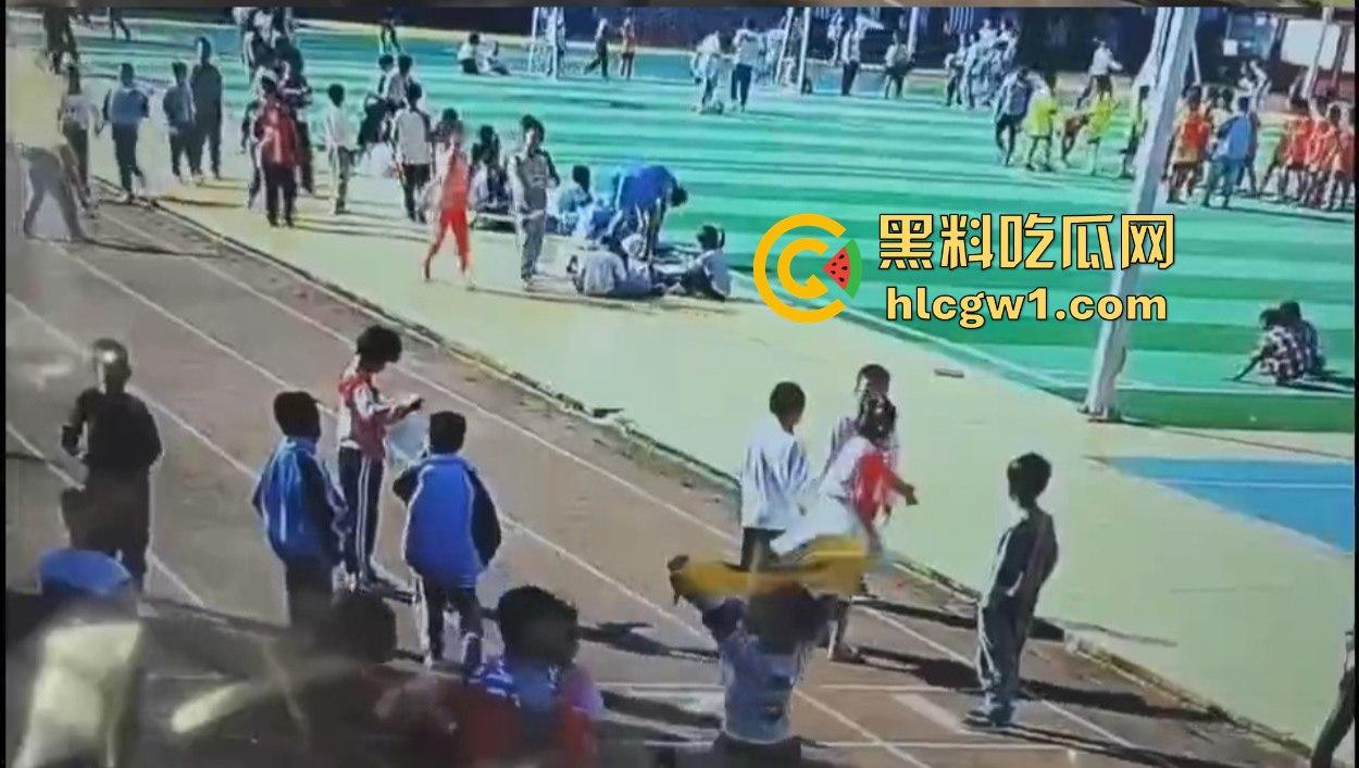 河北承德小学惊现暴力小萝莉！操场上猛踢同班男孩，下脚毫不留情，果然小小年纪就带劲！-4