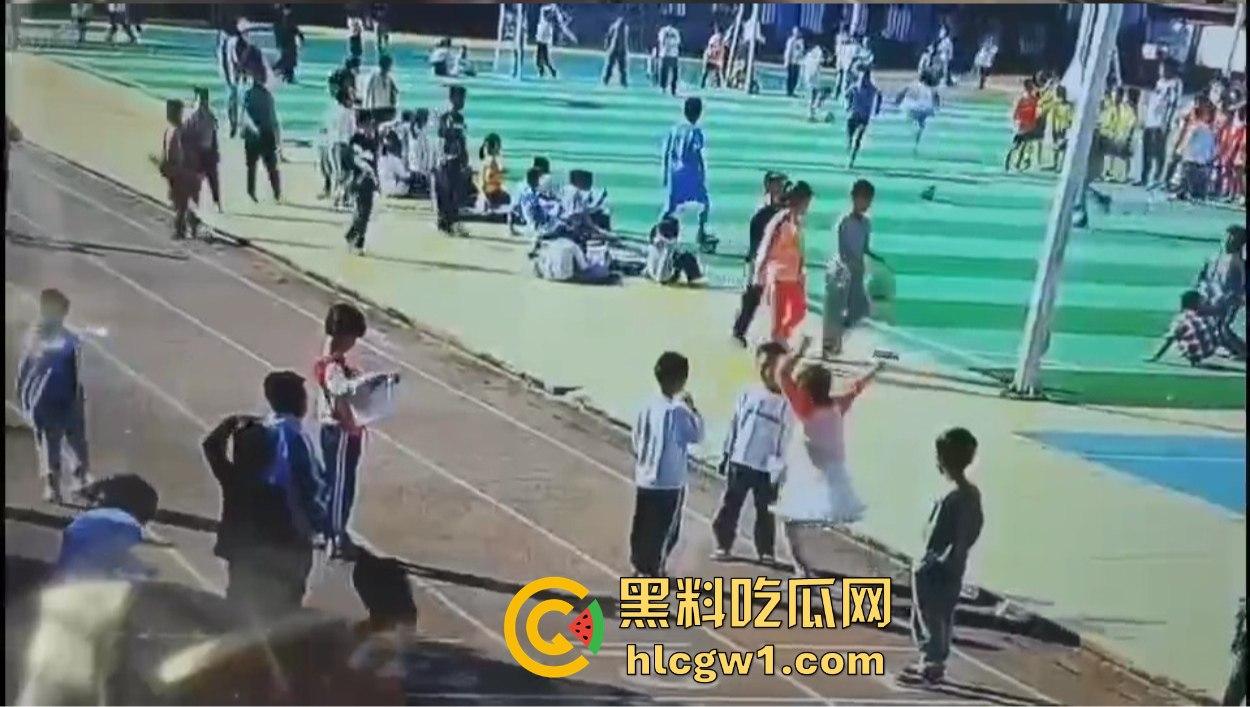 河北承德小学惊现暴力小萝莉！操场上猛踢同班男孩，下脚毫不留情，果然小小年纪就带劲！-5