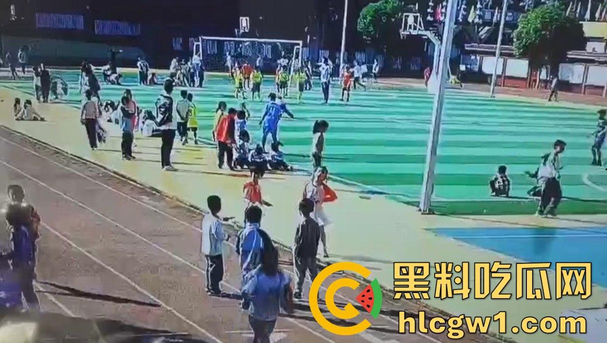 河北承德小学惊现暴力小萝莉！操场上猛踢同班男孩，下脚毫不留情，果然小小年纪就带劲！-6