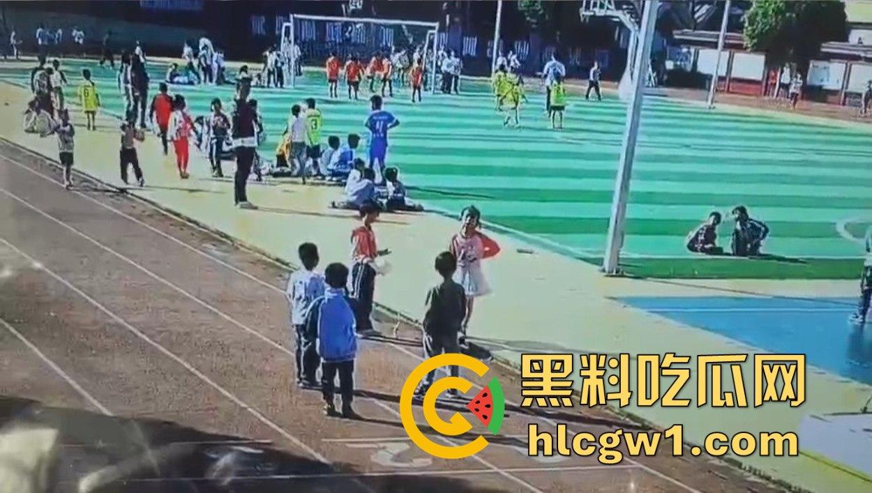 河北承德小学惊现暴力小萝莉！操场上猛踢同班男孩，下脚毫不留情，果然小小年纪就带劲！-7