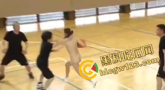 三个球怎么防?樱花妹子全裸打篮球,胸前双球晃得比运球还猛,樱木花道来了都要走神!-7