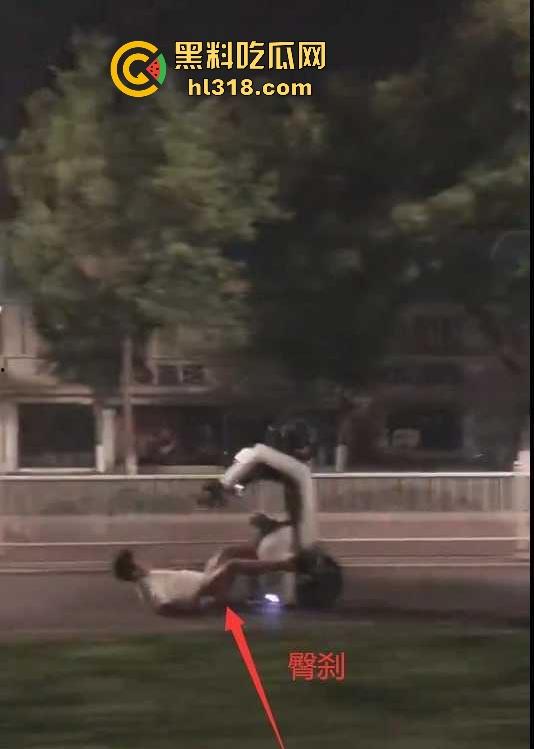 专业鬼火车手为我们评测那种刹车方式最好,臀刹手刹脸刹三种不同的方式,苦练绝技,一般人请勿模仿!-3