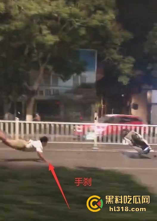 专业鬼火车手为我们评测那种刹车方式最好,臀刹手刹脸刹三种不同的方式,苦练绝技,一般人请勿模仿!-5