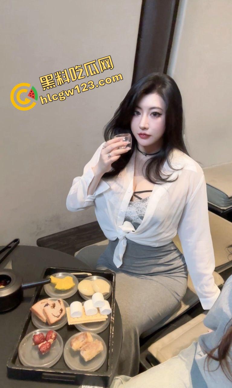 骚逼设门槛带套才让艹？瓜友小处男太惨了，女人翘着逼挑逗半天，不戴别想进，逼是有门禁的！-5